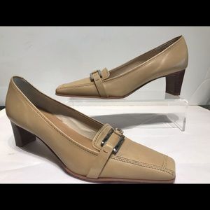 Maripe 🇮🇹 beige mid heel loafer with rubber sole